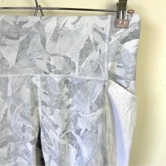 Lululemon Breezy‎ Dot Crop Jasmine White Multi / White - Picture 6 of 12